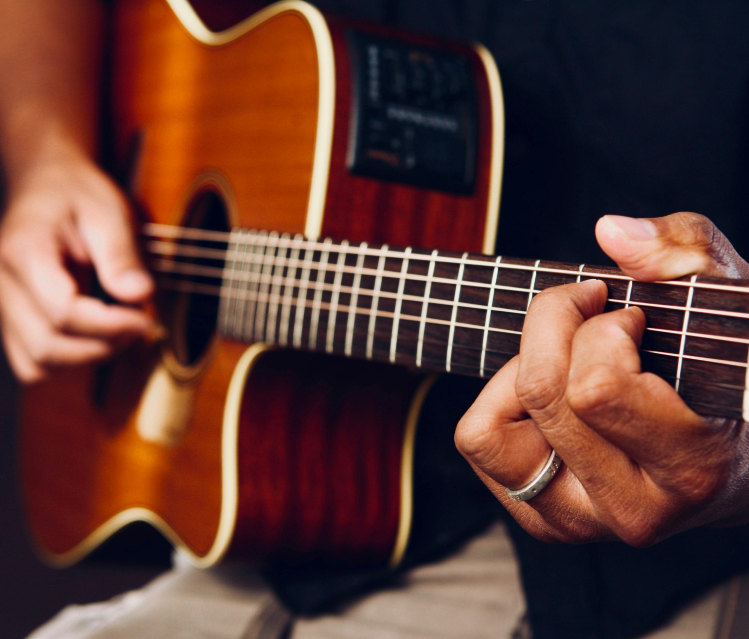 Pessoa tocando violão