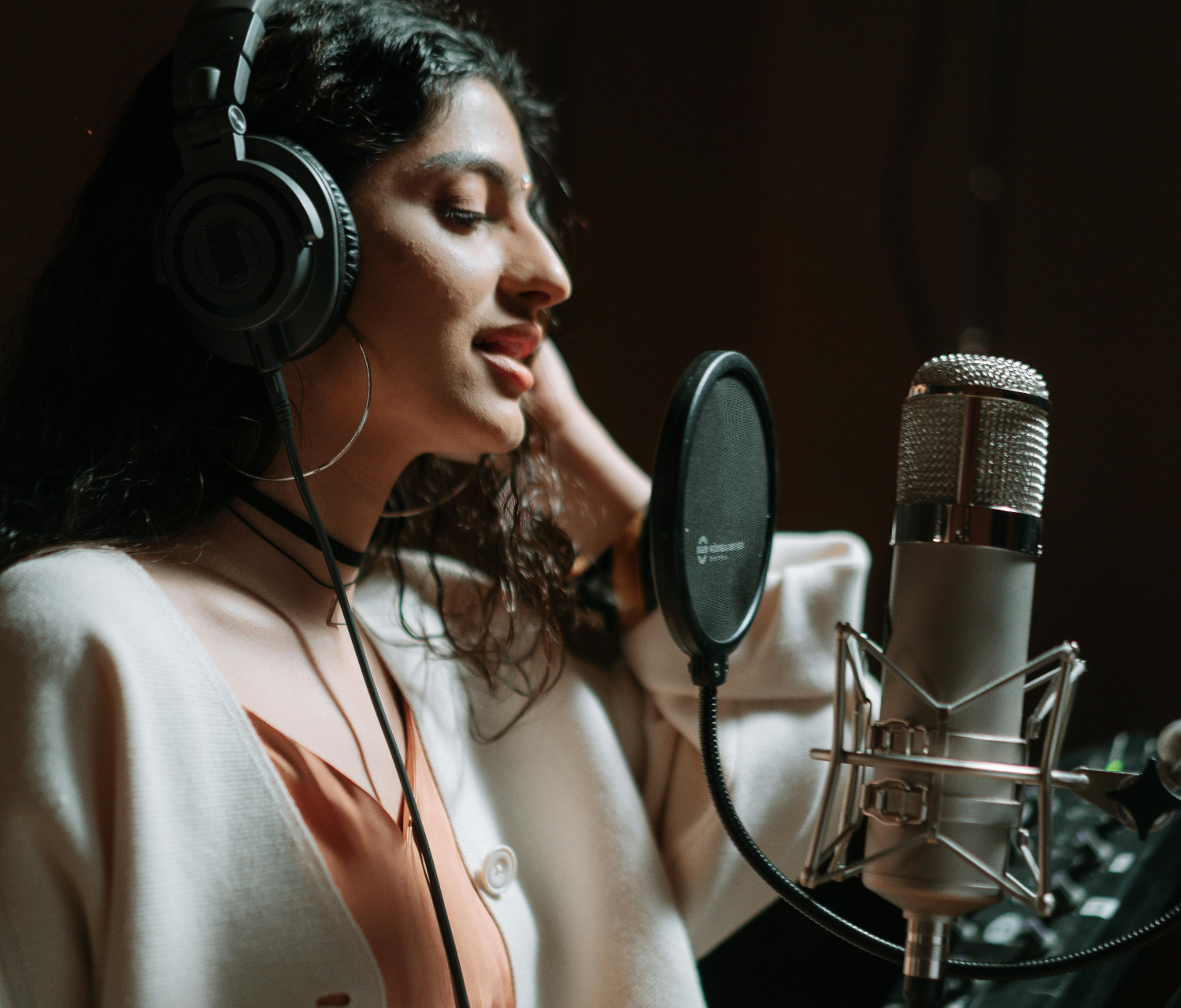 Mulher cantando