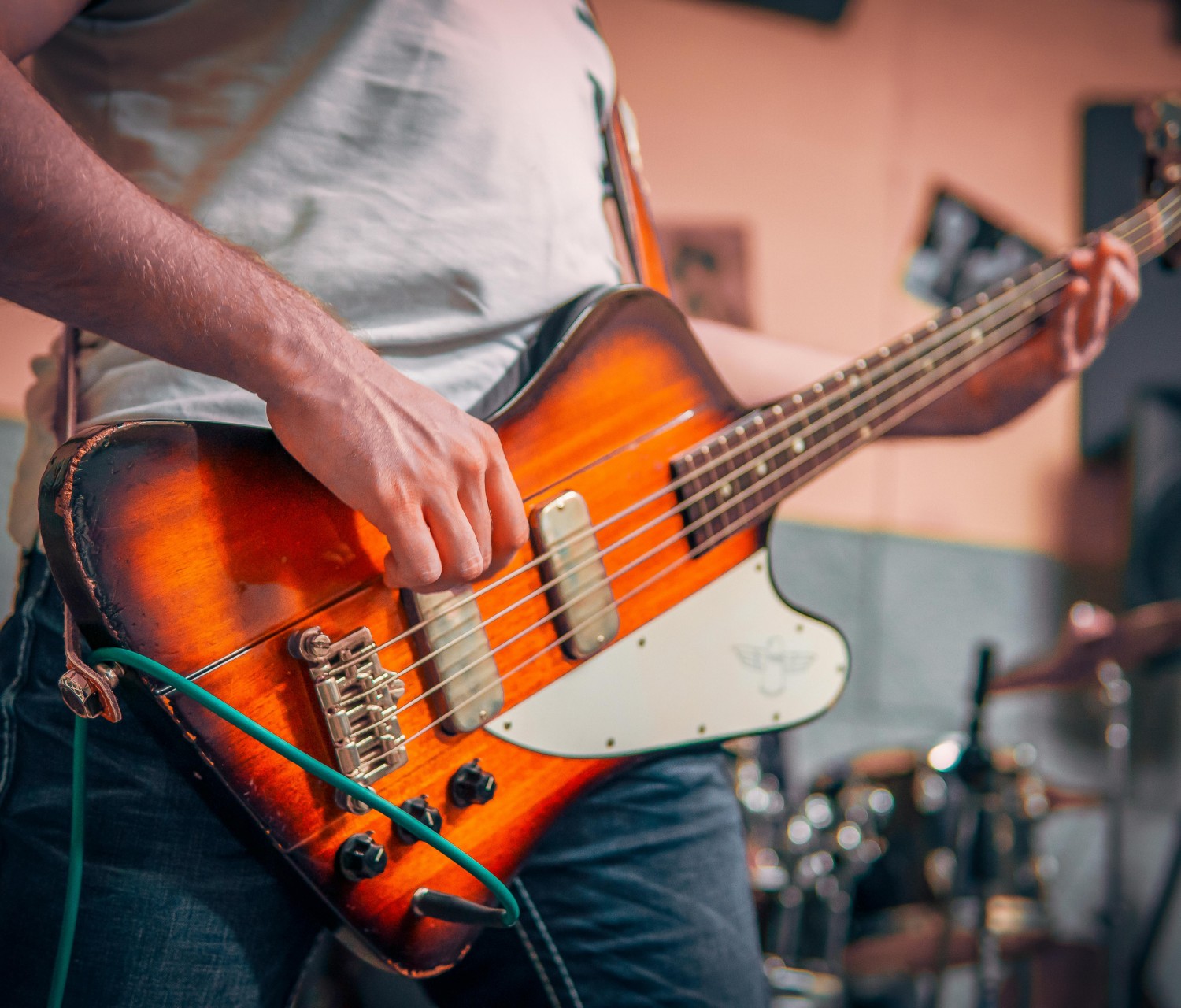 Pessoa tocando guitarra
