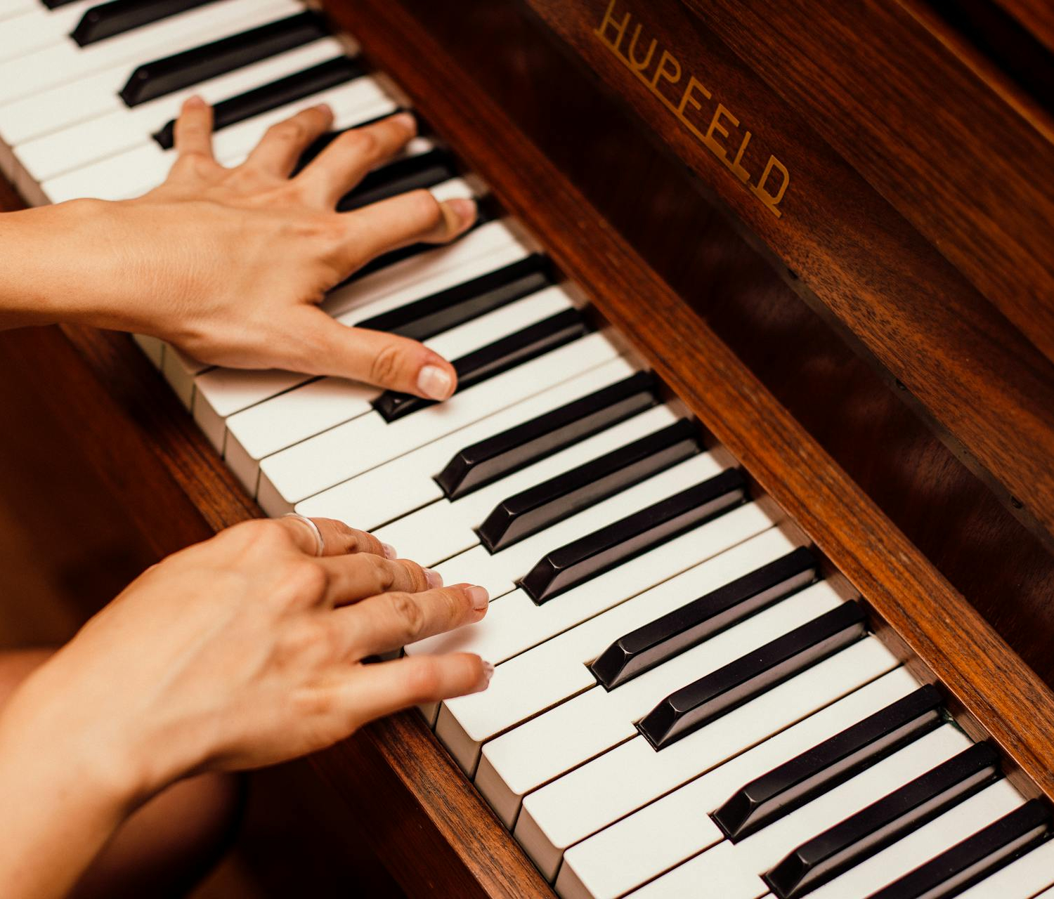 Pessoa tocando piano