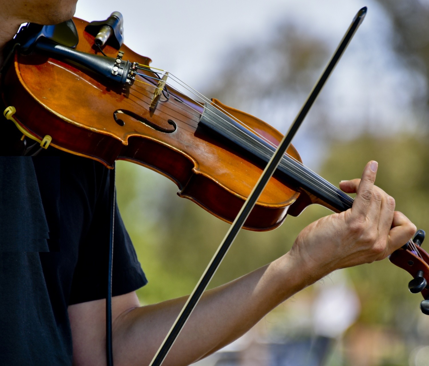Pessoa tocando violino